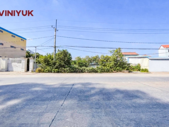 Corner Lot on Busy Main Road Size 25m X 42m