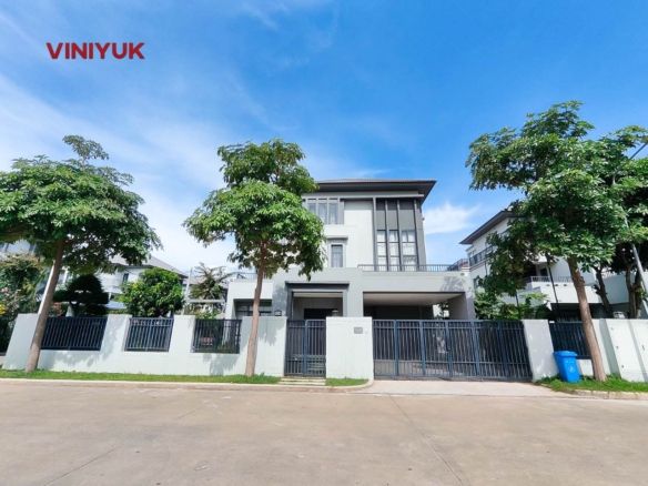 Elite Corner Queen Villa in Chip Mong