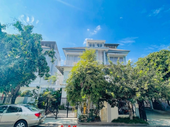 Modern Garden-Front Twin Villa in Russey Keo