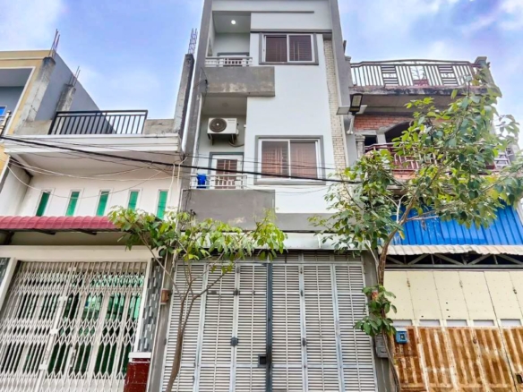 Modern 6-Bedroom Gem Near Airport