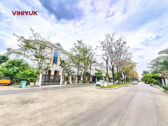 Massive Corner Villa Facing Lush Park