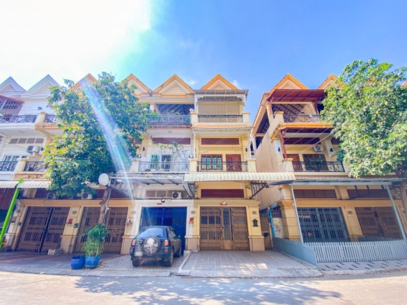 Spacious 6-Bedroom Home Near Dei Huy Market