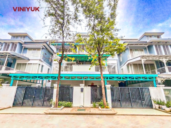 Upscale Twin Villa in Prime Russey Keo