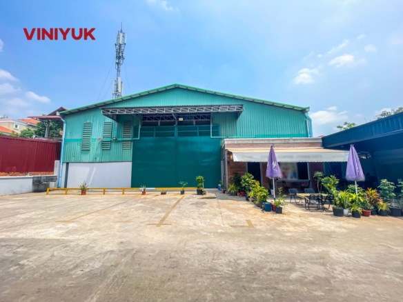 High-Yield Warehouse Just Off Hanoi Road