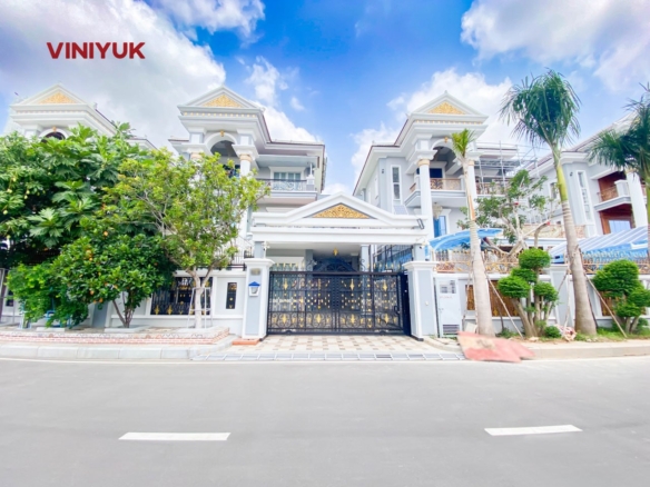 Luxury Solo Villa in Premier Gated Community