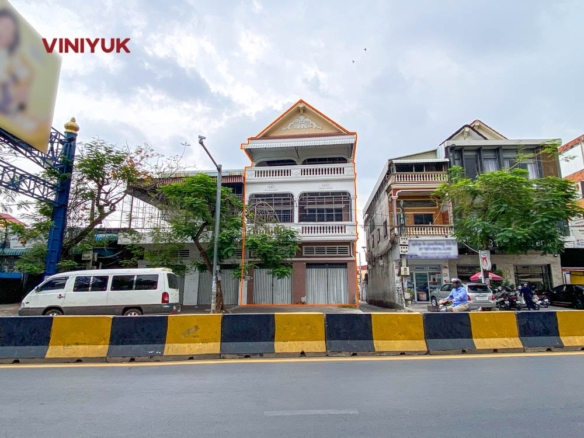 Prime Location on Bustling Street 271