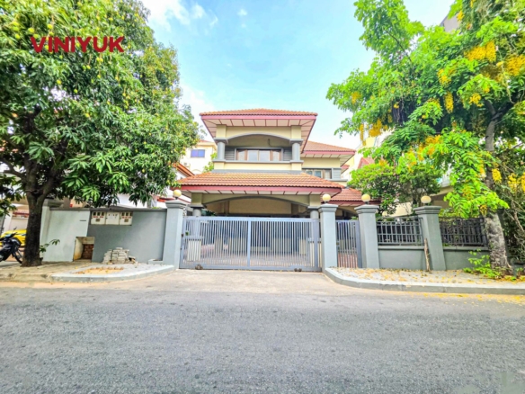 Charming Detached Villa in Prime TK Location