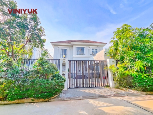 Modern Luxury in Gated Community