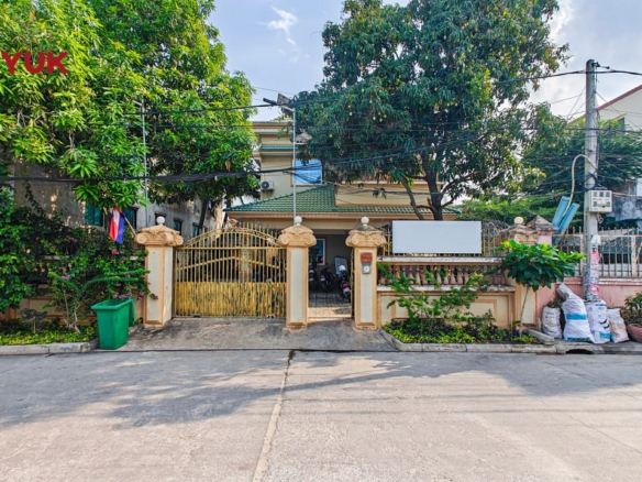 Income Generating Villa Near Street 598