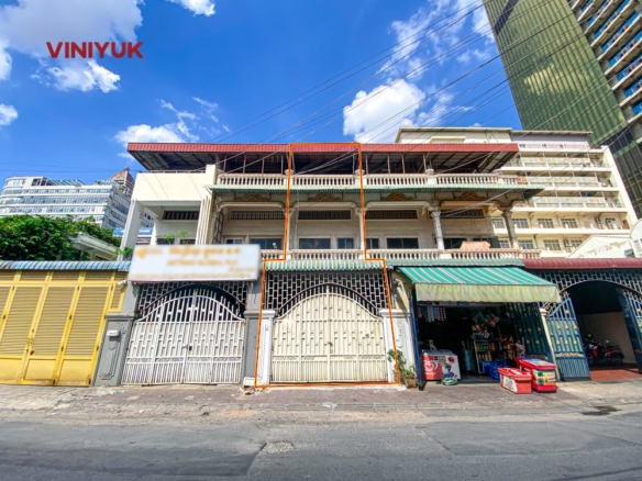 Massive Shophouse Living in Trendy BKK3