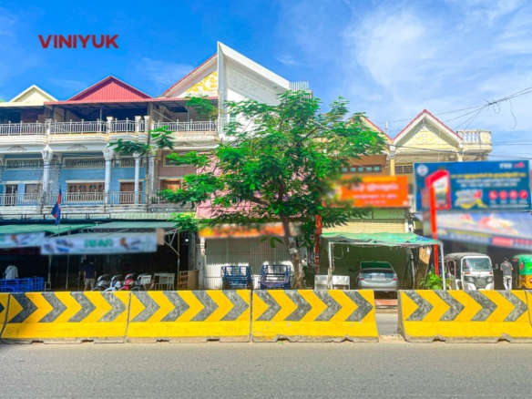 Prime Commercial Shophouse on Bustling Street 271