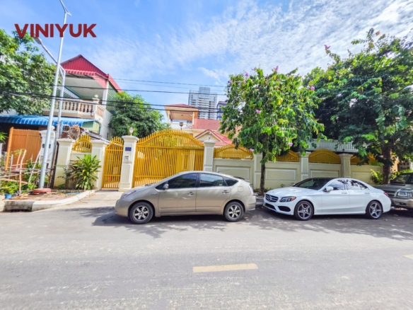 ✨ Prime Toul Kork Villa with Massive Yard