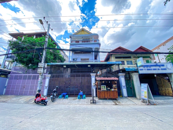 Massive 10-Bedroom Shophouse in Boeung Tompun