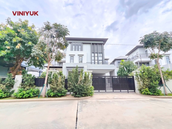 STUNNING PARK-FRONT QUEEN VILLA FOR RENT!