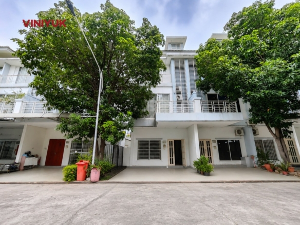 STYLISH LINK VILLA WITH EXTRA SIDE-YARD!