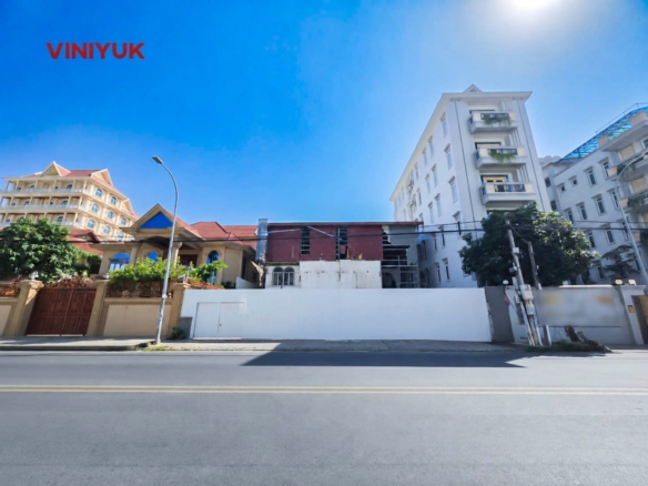 Prime Main Road Property in Boeung Kak II!