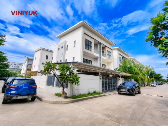 Spacious Corner Twin Villa In Sen Sok!