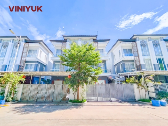 Stunning Park-Facing Twin Villa in Sen Sok