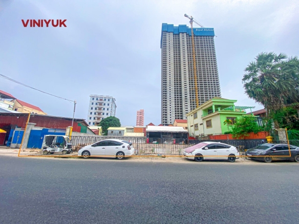 Commercial Land in Hot Location!