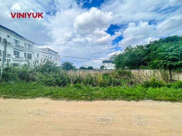 Prime Land Plot Near St. 598