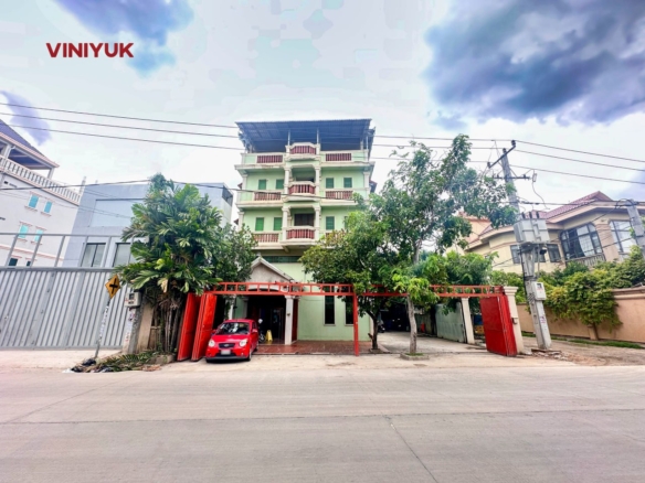 High-Yield Corner Building Facing Street 72P