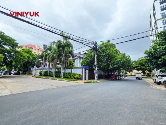 Massive Corner Villa in Prime Toul Kork