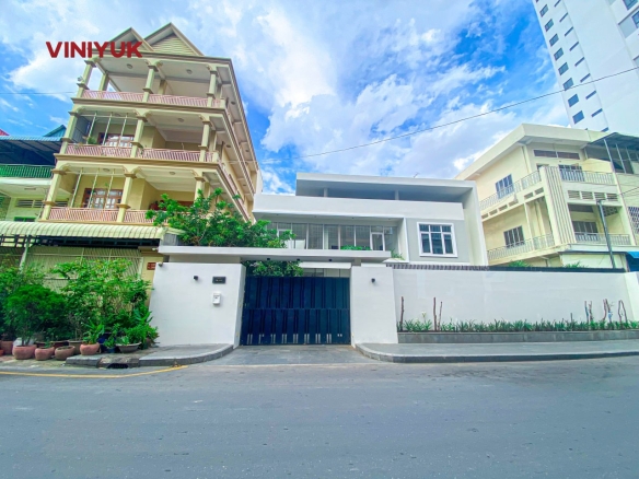 Grand 6-Bedroom Villa in Prime BKK2