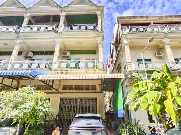 Massive Dual-Link Link House in Prime Toul Sangke