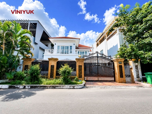 Spacious Prime Villa In Toul Kork