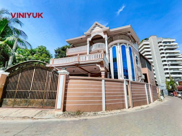 Prime Corner Villa Near Russian Boulevard!