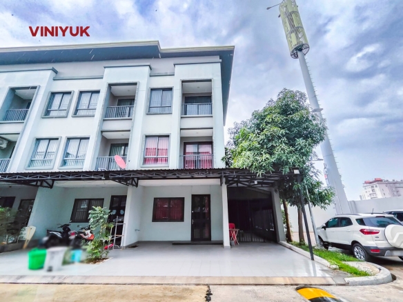 Spacious Corner Link-Villa with Massive Yard!