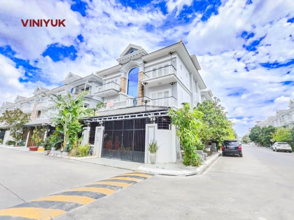 Stunning Modern Corner Twin-Villa for Sale!