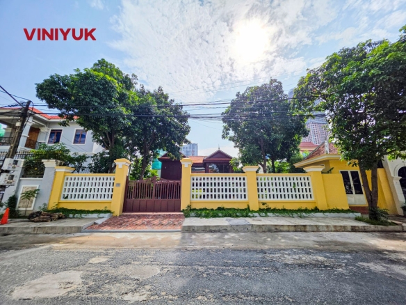 Spacious Luxury Villa in Prime Toul Kork!