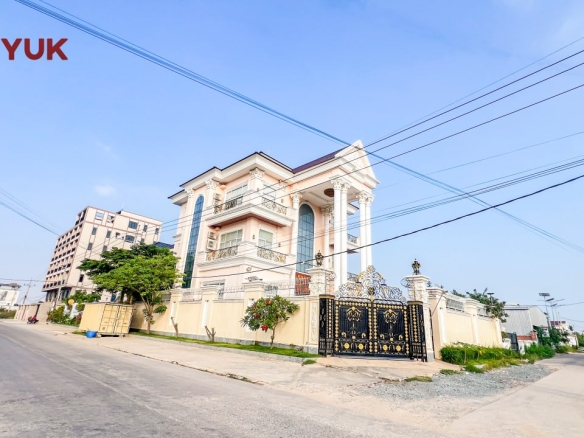 Grand Luxury Corner Villa off Chea Sophara!
