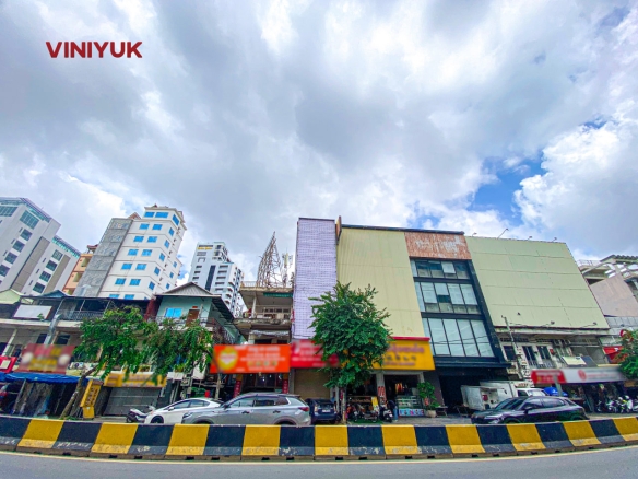 Massive 18-Bathroom Commercial Building in BKK1!