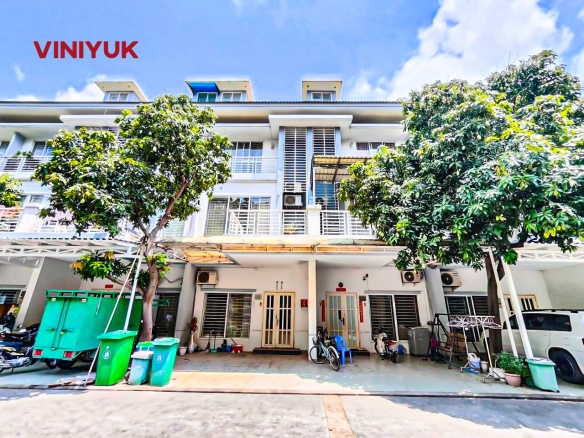 Stunning Modern Link Villa in Prime Location