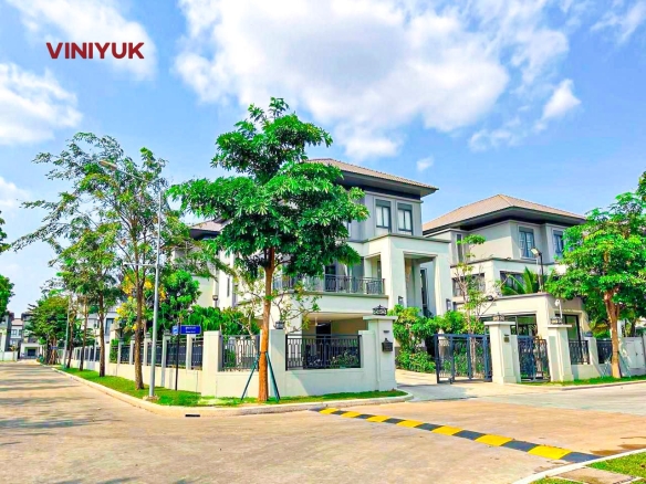 Stunning Corner Queen Villa with Park Views