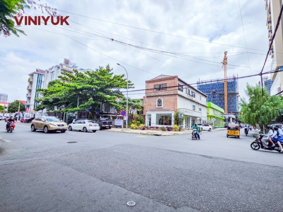 Prime Corner Retail in High-Traffic Toul Kork