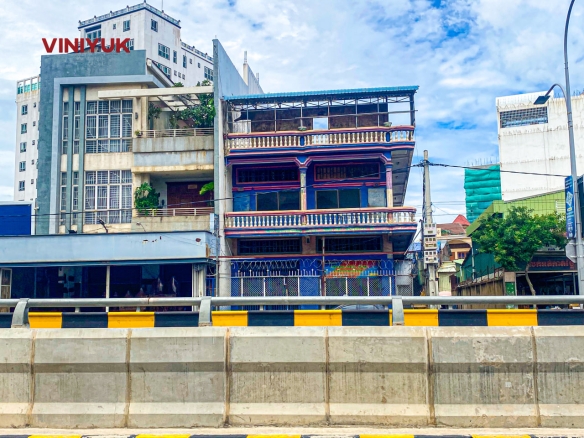 Prime Commercial Shophouse on Monivong Boulevard!