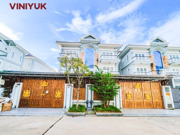 Huge Double Corner Twin Villa Near AEON 2!