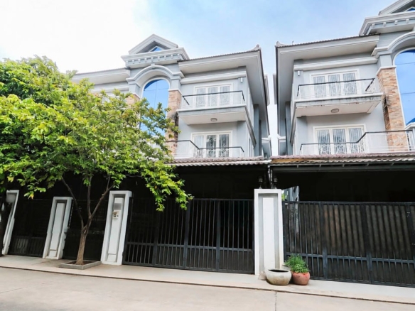 Stylish Twin Villa Near AEON Mall 2!