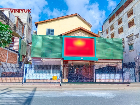 Massive Commercial Shophouse In Prime BKK3