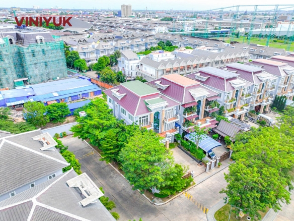 Luxury Corner Single Villa Facing Park