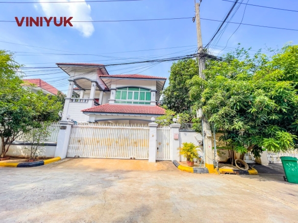 Stunning Single Villa in Prime Location
