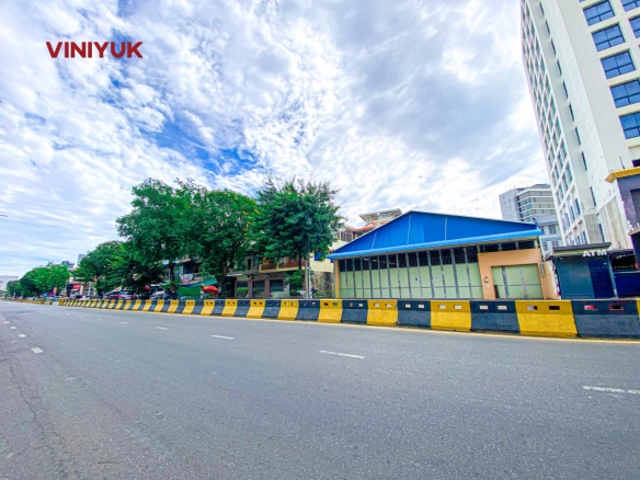 Spacious Central Warehouse in 7 Makara