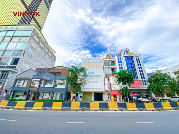 Prime Monivong Commercial Shophouse in BKK3