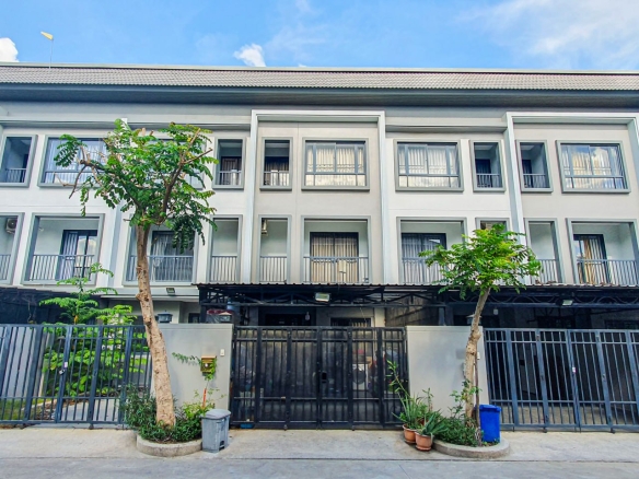 Stunning LA Link Villa in Prime Location