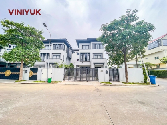 Stunning Queen BII Corner Villa Available