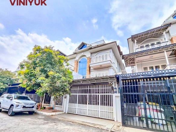 Spacious 4-Bed Twin Villa For Rent