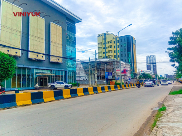 Spacious Commercial Building on Busy Street 598